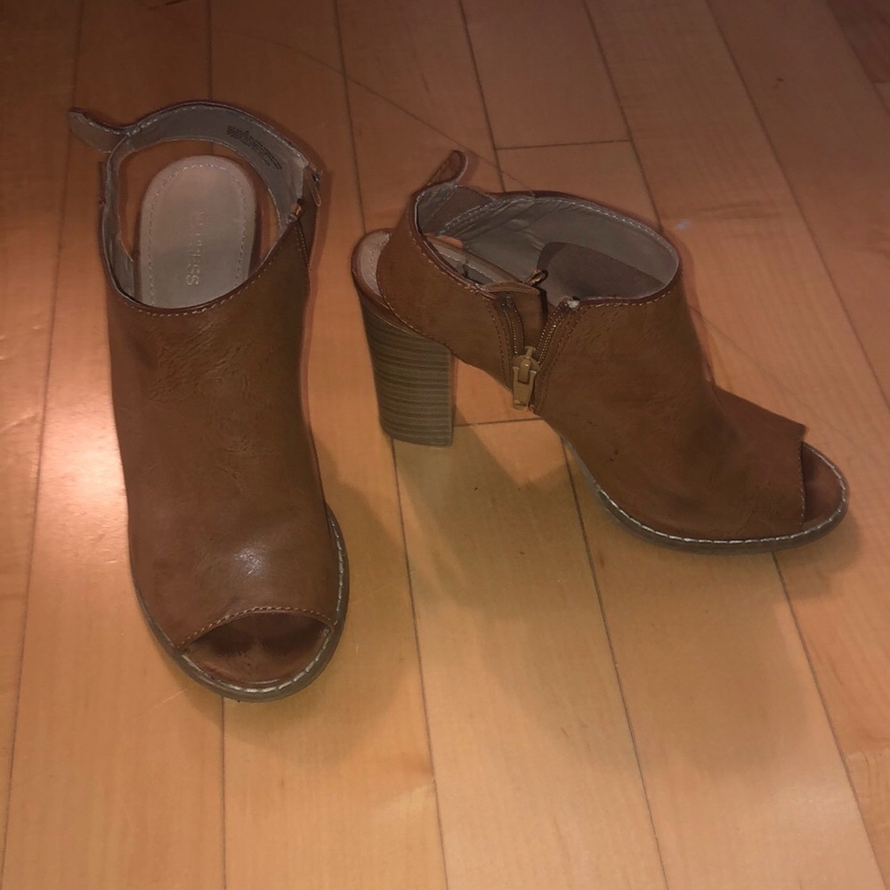 Express tan shoes size 6 open toe heels